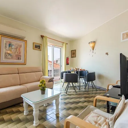 B10 - Top Floor Bay View Apartment