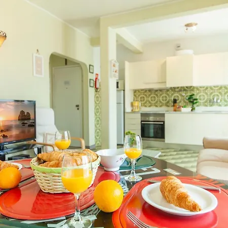 B10 - Top Floor Bay View Apartment *